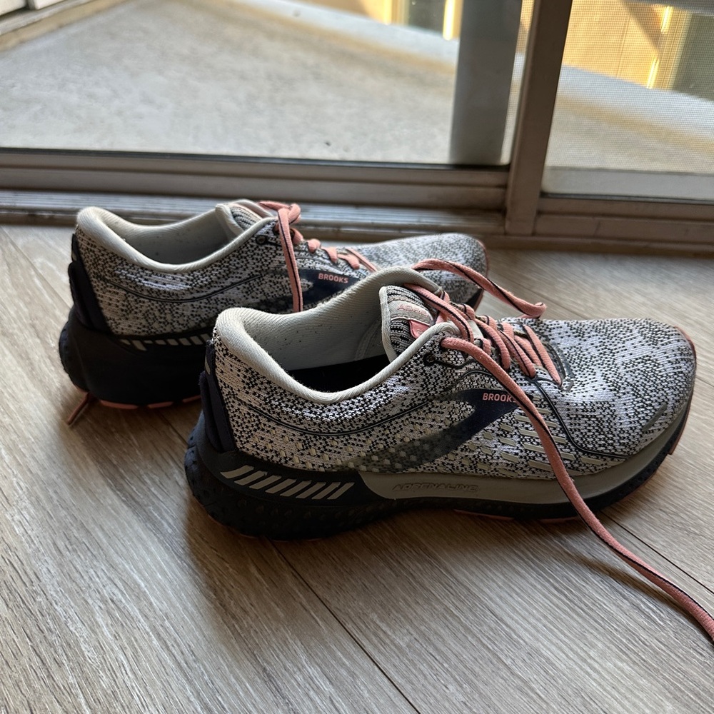 Brooks running shoes women size 7